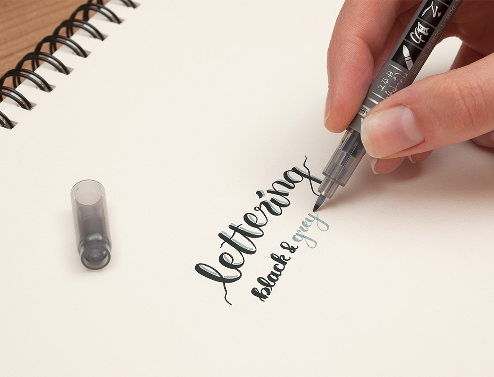 ROTULADOR TOMBOW FUDENOSUKE TINTA BASE DE AGUA DOBLE PUNTA BLANDA COLOR GRIS/NEGRO