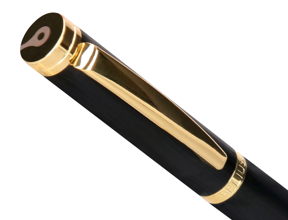 PLUMA Y ESTUCHE CUERO BELIUS PASSION DOR ALUMINIO TEXTURA CEPILLADA COLOR NEGRO Y DORADO TINTA AZUL CAJA DISEÑO