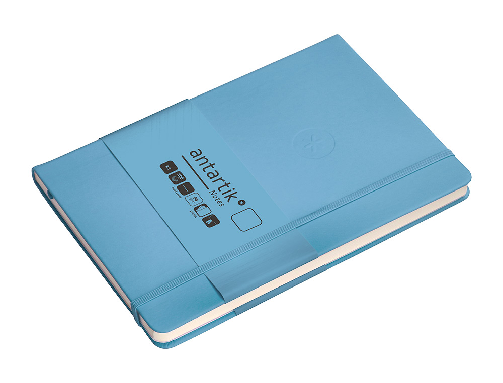 CUADERNO CON GOMILLA ANTARTIK NOTES TAPA DURA A5 HOJAS LISAS AZUL CLARO 100 HOJAS 80 GR FSC