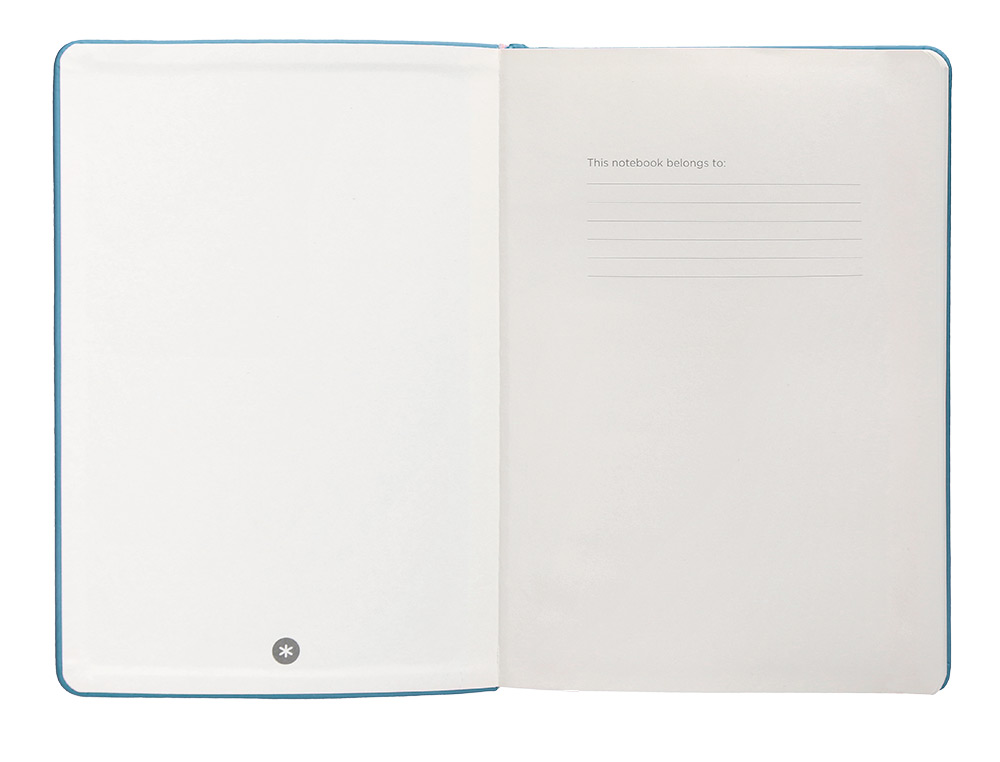 CUADERNO CON GOMILLA ANTARTIK NOTES TAPA DURA A5 HOJAS LISAS AZUL CLARO 100 HOJAS 80 GR FSC