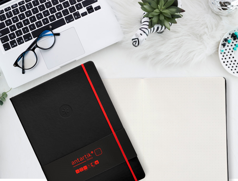 CUADERNO CON GOMILLA ANTARTIK NOTES TAPA DURA A4 HOJAS PUNTOS NEGRO Y ROJO 100 HOJAS 80 GR FSC