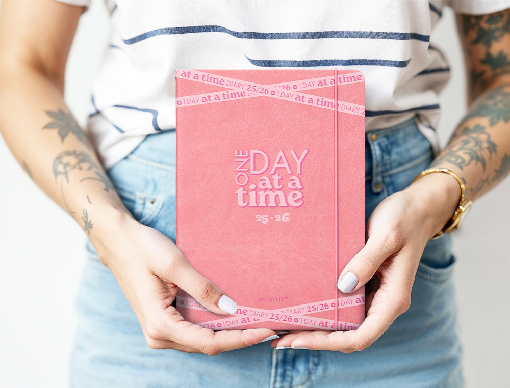 AGENDA ESCOLAR ANTARTIK 25-26 ENCUADERNADA GO! SIMIL PIEL ROSA SEMANA VISTA A5 BILINGE PAPEL FSC 80 GR