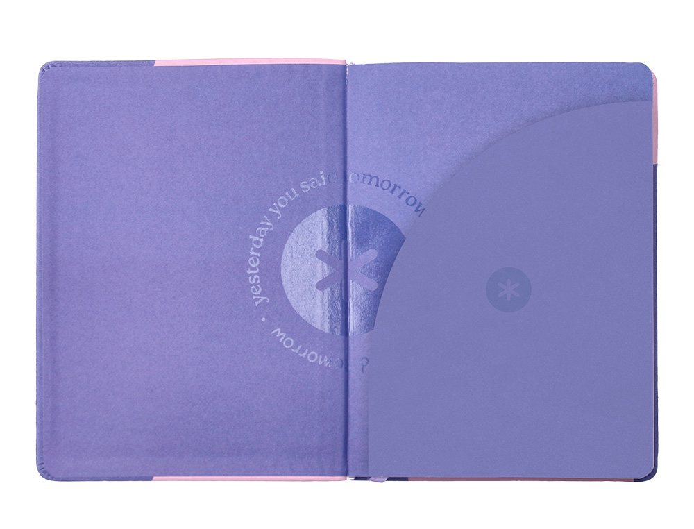 AGENDA ESCOLAR ANTARTIK 25-26 ENCUADERNADA GO! SIMIL PIEL MORADO SEMANA VISTA A5 BILINGÜE PAPEL FSC 80 GR