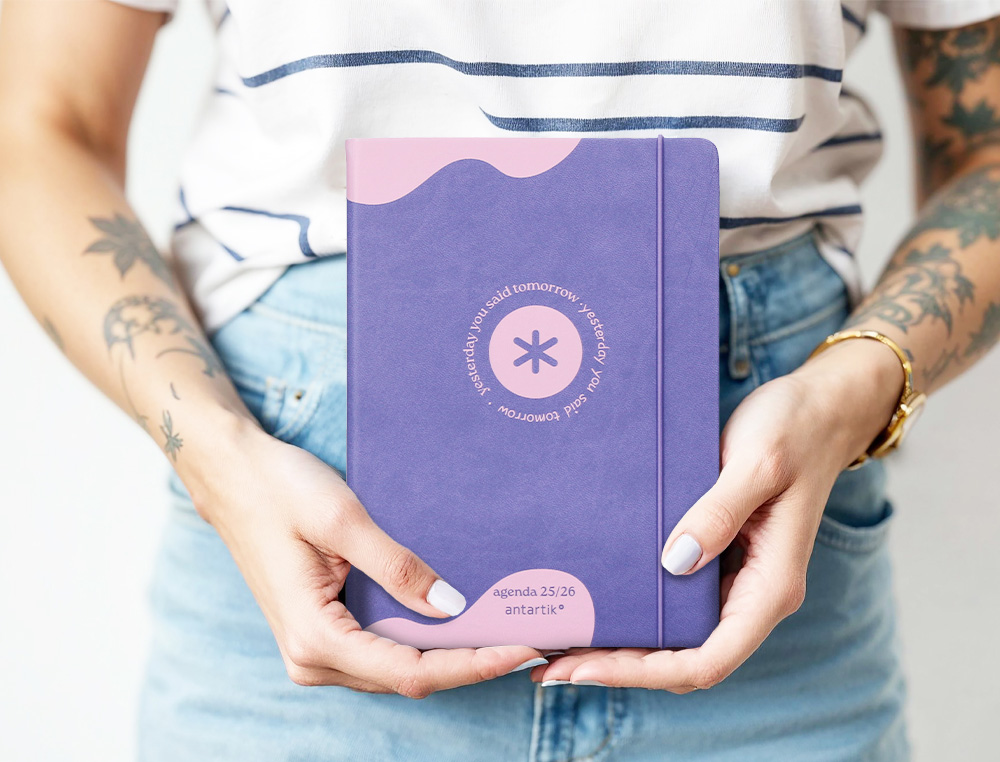 AGENDA ESCOLAR ANTARTIK 25-26 ENCUADERNADA GO! SIMIL PIEL MORADO SEMANA VISTA A5 BILINGÜE PAPEL FSC 80 GR