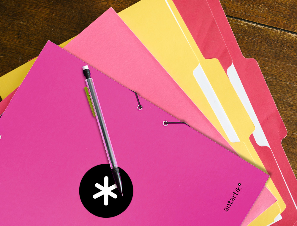 CARPETA ANTARTIK GOMAS TRES SOLAPAS CARTON FORRADO A4 COLOR ROSA